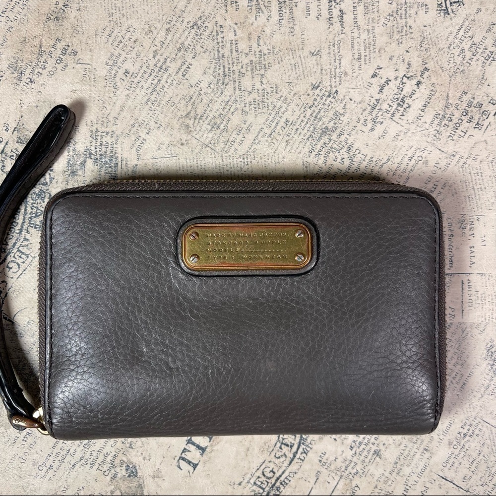 Marc by Marc Jacobs Gray Leather Wristlet Wallet Gold Zip Clutch Organizer